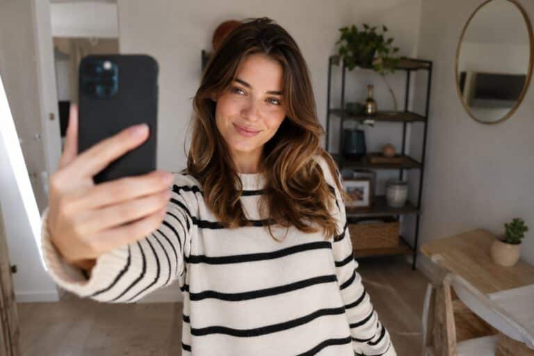femme se prenant en selfie avec une pause naturelle