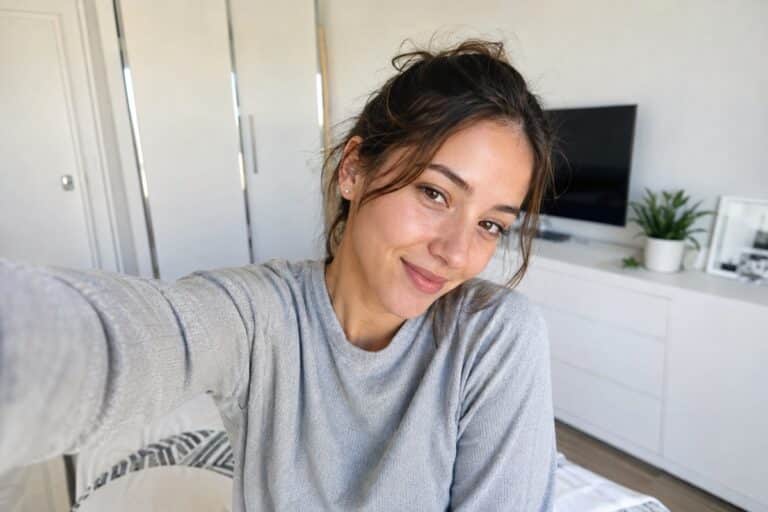 Selfie lumineux dans un intérieur cosy